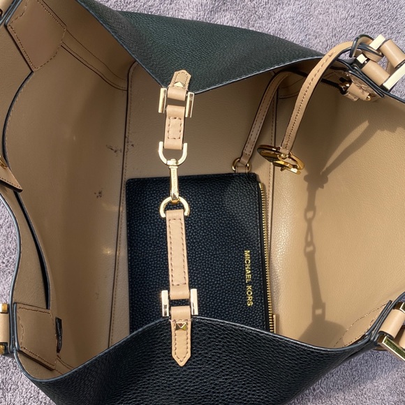 REAL Michael Kors Medium Bag - Picture 5 of 10